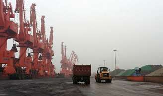 Caminhões circulam dentro de um depósito de minério de ferro no Terminal Huanggang do Porto de Qingdao, em Qingdao, província de Shandong
07/06/2014
REUTERS/Fayen Wong