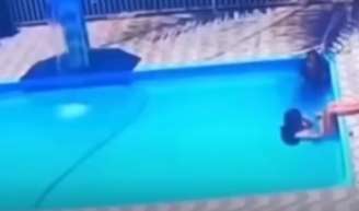 Vítima debateu por vários minutos até que amiga chama por ajuda