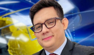 Doença rara causa a morte do apresentador e colunista Erlan Bastos aos 32 anos.