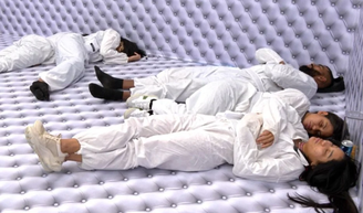 Chamado de 'grande tortura' na Europa, Quarto Branco do 'BBB 26' tem mais duas desistências, uma delas por fome. Saiba quem ainda resiste.