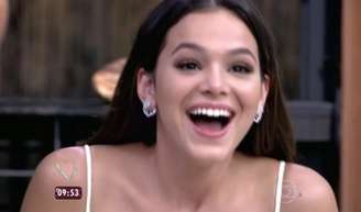 O que significa rir após uma situação tensa, segundo a psicologia? Na foto, Bruna Marquezine tem reação ao ter namoro com Maurício Destri entregue pela mãe do ator ao vivo no 'Mais Você' de junho de 2015.