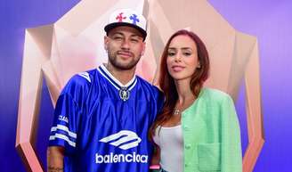 Neymar e Bruna Biancardi se beijam muito em evento de futebol sem as filhas, mas look de grife rouba a cena. Fotos!.