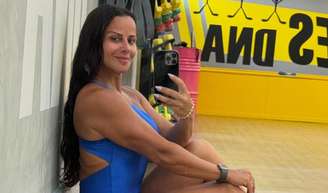 Alexandra Carrasco, fisioterapeuta, ensina mini treino para proteger a massa muscular depois dos 40 anos.