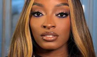 O novo e elegante visual loiro caramelo de Simone Biles quebra mito antigo sobre fios claros em pele negra. 'Sofisticação', define visagista.