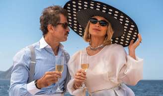 Sanfra (Flavia Alessandra) é uma pessoa manipuladora que deixa Ernesto (Eriberto Leão) aos seus pés na novela Êta Mundo Melhor.