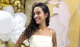 Aniversário de Rayssa Leal: skatista comemora 18 anos de vestido brilhante com fenda alta e bolo de 4 andares.