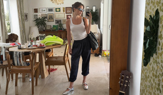 A sapatilha metálica de Alice Wegmann vai direto para o seu carrinho: o brilho inox que atualiza o visual e transforma o básico em poderoso.