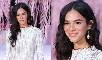 Mix de estampas elegante e scarpin de bico quadrado icônico: um raio-x do look de Bruna Marquezine no desfile da Chanel em 10 fotos.