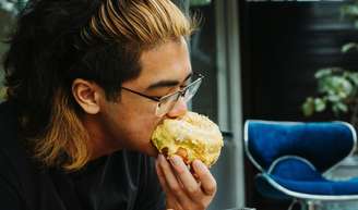 Especialista revela um dos erros mais comuns para se livrar da ressaca no Carnaval: 'Tentar curar a ressaca com junk food é a pior escolha'.