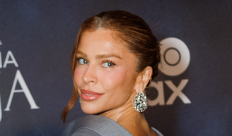 A aposta ousada de Grazi Massafera em look: para festa da novela 'Dona Beja', atriz usa vestido de R$ 46 mil com blazer invertido. Fotos!.