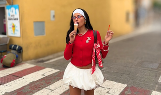 Parecem sapatilhas de balé, mas são Adidas: esse novo tênis na cor red velvet é um dos mais procurados em 2026 e fica incrível com vestido, saia midi ou jorts.