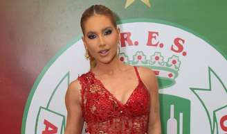 Às vésperas do desfile pela Grande Rio, Virgínia passa perrengue com item indispensável na fantasia e reclama: 'É cansaço'.