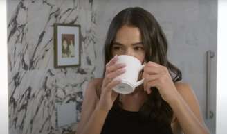 Chá para o inverno: Bruna Marquezine não abre mão do seu chá.