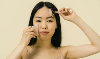 Médica chinesa especialista em acupuntura revela 3 dicas para acabar com o rosto inchado e conquistar um visual rejuvenescido.