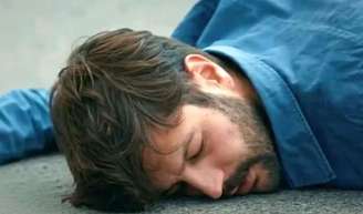 Sinan morre na novela ‘Mãe’? Marido de Zeynep prova que seu amor pela esposa é maior do que o medo, a dor e a própria vida.