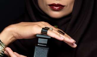 Os 18 melhores perfumes árabes femininos de 2026: cheiram a luxo e encantam já na primeira borrifada.