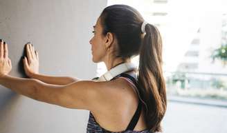 10 exercícios de força para acabar com braços flácidos e a celulite: podem ser feitos em casa e sem halteres.