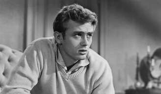 Com quem fcou a herança de James Dean? Sem deixar testamento, fortuna do galã do cinema foi para seu pai.