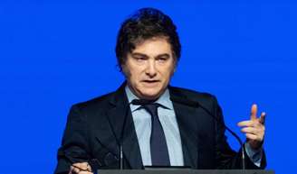 Javier Milei usa fralda geriátrica: consumo de 6 latas de energético ao dia teria afetado seus esfíncteres, alega ex-aliado.