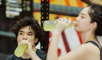 Cada vez mais atletas famosos como o tenista Alcaraz usam suco de pepino para se reidratar.