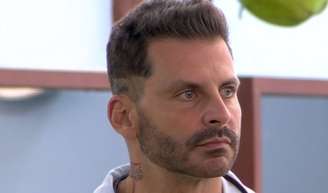 Henri Castelli é milionário? Fora do 'BBB 26' e em passeio de barco, ator reage a rumor: 'Se procurar na minha conta...'.