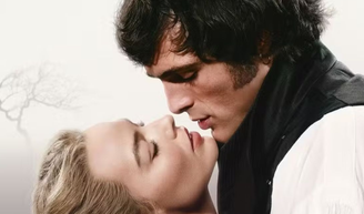 Assisti a 'O Morro dos Ventos Uivantes' sem ter lido o livro antes. Agora sinto que foi a melhor decisão que eu poderia ter tomado.