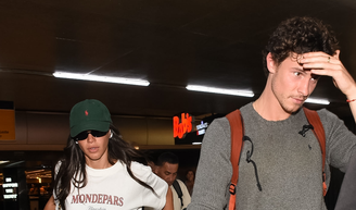 Bruna Marquezine no Carnaval de Salvador: este detalhe das Havaianas nos pés da atriz é a prova definitiva que o namoro com Shawn Mendes engatou.