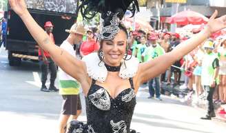 Paolla Oliveira samba muito como 'rainha' em outro Carnaval e exibe corpão em body preto e branco. 'Nunca perde a majestade'.