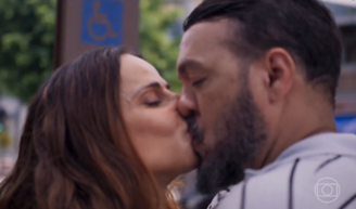 Viviane Araújo e Belo se beijam em cena de 'Três Graças'