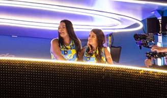 Gabriela e Chaiany curtiram o desfile da Portela na Sapucaí.