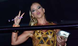 48h antes de desfile da Grande Rio, Virgínia é flagrada com marmita em camarote na Sapucaí; veja fotos!.