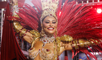 Fantasia de R$ 600 mil e assinada por grife internacional: veja 20 fotos do look de Juliana Paes em retorno triunfal como rainha de bateria da Viradouro.