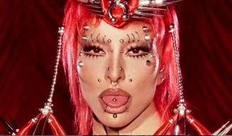 Sabrina Sato usa look extravagante na Sapucaí na noite desta segunda, 16.