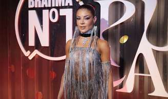 Sem sutiã, Gkay aposta em look ousado de strass para curtir camarote na Sapucaí; peça estoura e influenciadora passa perrengue.