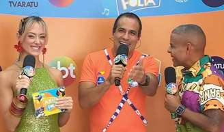 O prefeito Bruno Reis entre os apresentadores Cissa Heeger e Alex Lopes 