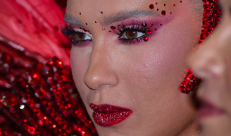 ‘Andando toda envergada': costeiro de 12 kg de Virgínia Fonseca em estreia na Grande Rio divide opiniões; web aponta influencer ‘extremamente agoniada’.