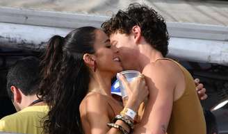 Bruna Marquezine e Shawn Mendes: flagra em clima de romance em praia do Rio após 'sumiço' pós-Carnaval da Bahia.