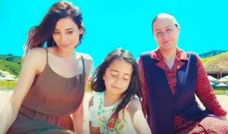 Melek diz lindas palavras no final da novela turca 'Mãe': "Somos uma família, uma grande família. Eu sou Melek Gunes, filha da Zeynep Gunes. Eu sou a vida da minha mãe".