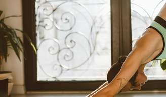 'Yogalates': conheça o método que combina yoga e pilates para aumentar o equilíbrio do corpo a partir dos 50 anos.