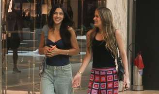 Rafaella Justus ostenta bolsa de luxo de R$ 16 mil e calça de crochê baratinha em passeio com Duda Guerra. Veja fotos!.