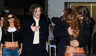 Amor de ouro! Medalhista olímpico, Lucas Pinheiro Braathen ganha carinho de Isadora Cruz em chegada ao Brasil; atriz usa aerolook com jeans de cintura baixa