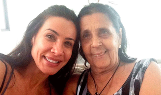 Após a mãe de 84 anos perder o ganha-pão em enchente de MG, Scheila Carvalho rebate críticas e explica por que a idosa trabalha: ‘O mundo anda doente’.