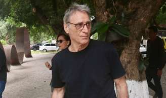 Herson Capri se despede do diretor de novelas da Globo Dennis Carvalho em velório, 12 dias após sofrer infarto e ficar internado em CTI.