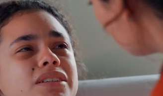 Joélly (Alana Cabral) apanha de Gerluce (Sophie Charlotte) após contar sobre venda de bebê.