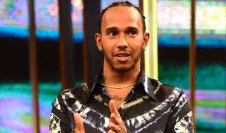 Lewis Hamilton revela barriga tanquinho e exibe tattoos em foto sem camisa.