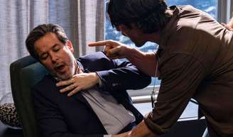 Paulinho (Romulo Estrela) morre na novela 'Três Graças'? Ferette (Murilo Benício) manda matar policial, mas tiro não acerta.