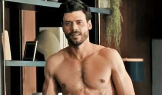 François Arnaud, estrela de 'Rivalidade Ardente', tem a melhor rotina de exercícios para ter bíceps impressionantes.