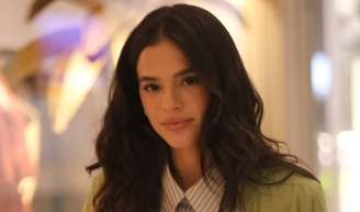 Bruna Marquezine surgiu de topless após radicalizar no visual e exibir novo corte de cabelo.