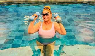 Vera Fischer aos 74 anos: 'A fisioterapia aquática entrou na minha vida para melhorar as minhas dores. Minha força, resistência e postura estão cada dia melhores'.