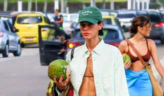 Bruna Marquezine valoriza tanquinho em flagra na praia com MELHOR look e rouba a cena com beleza natural. Fotos!.